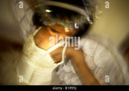 Jeune fille âgée de quatre en costume long expoosure délibérée avec l'appareil photo et le mouvement du sujet Banque D'Images