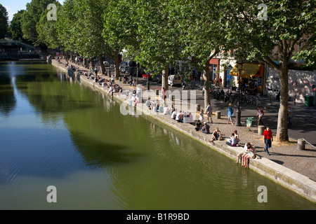 Canal St Martin Paris France le week-end. Banque D'Images