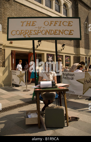 Une performance de rue dans le cadre de Jubilee square le Brighton Festival Fringe qui est dans la région de North Laine de Brighton Banque D'Images