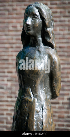 Statue d'Anne Frank se dresse sur la plaza Westerkerk près de la maison d'Anne Frank à Amsterdam hollande Pays-Bas Banque D'Images