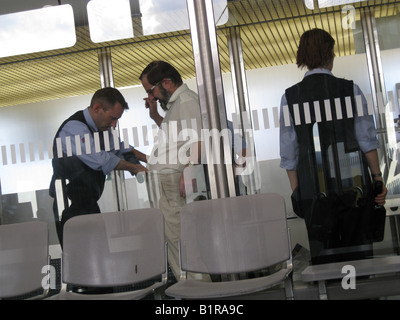 Les voyageurs pouvant être vérifié jusqu'à contrôle de sécurité, l'aéroport international Berlin Allemagne terminal Banque D'Images