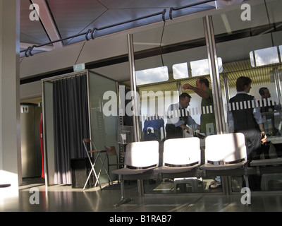 Les voyageurs pouvant être vérifié jusqu'à contrôle de sécurité, l'aéroport international Berlin Allemagne terminal Banque D'Images