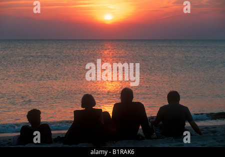 Personnes pour le coucher du soleil sur l'île de Sylt Hoernum près de dans le Nord de l'Allemagne Banque D'Images