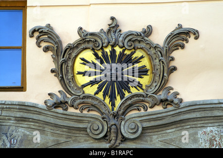 La rue Celetna - Baroque ornement plaque sur la maison de Black Sun Banque D'Images