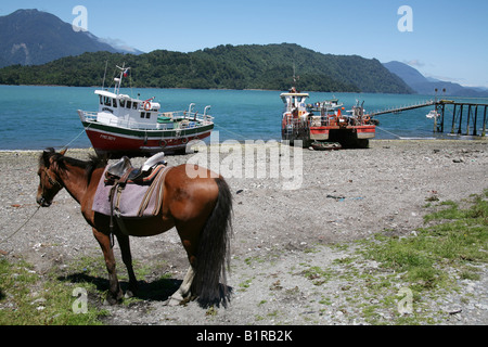 Bateaux à cheval et le golfe de Ancud, Hornopiren, Chili Banque D'Images