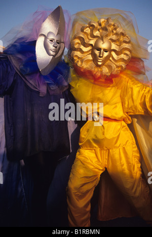 Carnaval traditionnel chiffres Le Soleil et la lune à Venise Banque D'Images