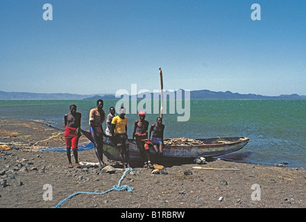 Voile et canoë pêcheurs Luo chargement de poisson sec Lac Turkana, Kenya Afrique de l'Est Banque D'Images