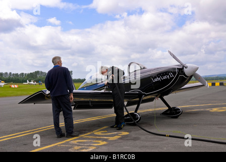 Ravitaillement en vol un avion léger à Herefordshire Aero Air Club week-end de course. Ré-alimenter un petit avion avec l'AVGAS, UK. Banque D'Images