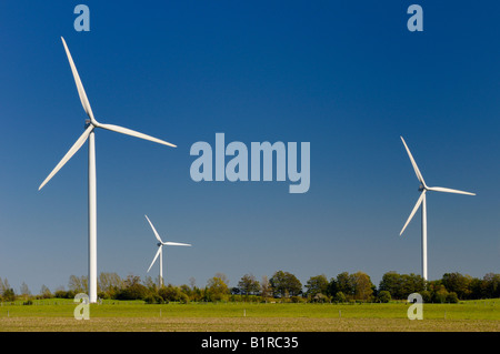 Trois turbines de la ferme éolienne de Ferndale privée de l'Ontario de la Péninsule-Bruce avec ciel bleu Banque D'Images