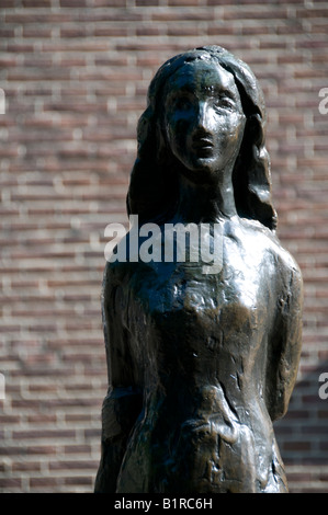 Statue d'Anne Frank se dresse sur la plaza Westerkerk près de la maison d'Anne Frank à Amsterdam hollande Pays-Bas Banque D'Images