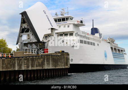 Chi Cheemaun ferry amarré à l'Île Manitoulin Tobermory avec nez haut pour le chargement de voitures Banque D'Images