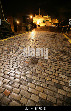 Ville d'Édimbourg, Écosse. Éclairé de nuit vue sur le château d'Edimbourg et de l'Esplanade du Château du haut du Royal Mile. Banque D'Images