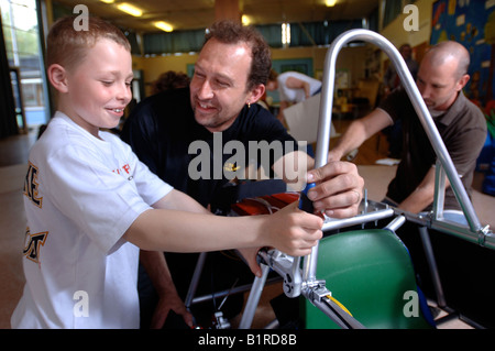 Les PARENTS ET LES ÉLÈVES DE L'ÉCOLE PRIMAIRE EN RODFORD YATE GLOUCESTERSHIRE DU SUD CONSTRUCTION D'UN KIT DE VOITURE ÉLECTRIQUE UK Banque D'Images