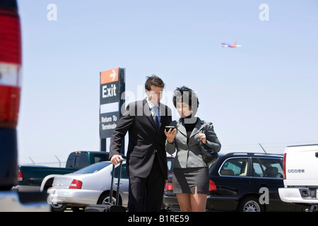 Un homme et femme portant un dispositif de suivi. Banque D'Images