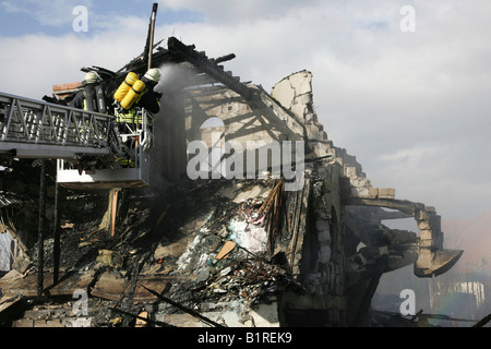 Les services de secours à l'œuvre à une explosion de gaz dans une maison unifamiliale, le 12 mars 2008 à Buerstadt, Hesse, Germany, Europe Banque D'Images