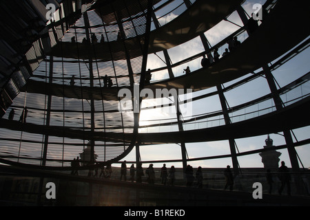 Coupole du Reichstag en verre ou bâtiment du parlement allemand au crépuscule à Berlin, Allemagne, Europe Banque D'Images