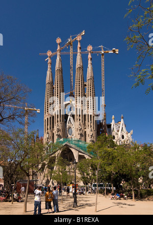 Les touristes en face de la Sagrada Familia conçue par l'architecte Antoni Gaudí, vue panoramique composé de 3 pi Banque D'Images