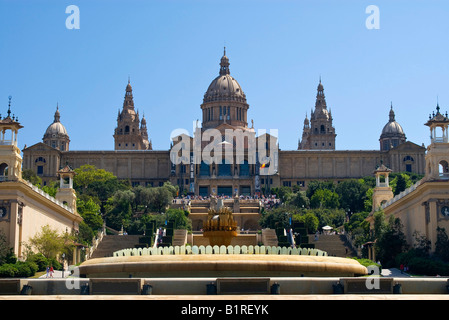 Palau Nacional, Musée National d'Art de Catalogne à l'Avenida de la Reina Maria Cristina et Plaça d'Espanya, Barcelona, Espagne Banque D'Images