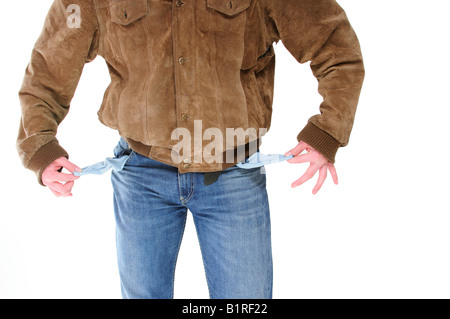 Jeune homme adulte, portant veste en cuir, montrant ses poches vides Banque D'Images