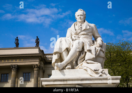 Mémorial pour Alexander von Humboldt en face du bâtiment principal de l'Université Humboldt, Berlin, Germany, Europe Banque D'Images