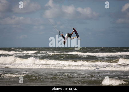 Aaron Hadlow de Grande-Bretagne, trois fois champion du monde, atteint la deuxième place dans la section Freestyle à l'Gard Kitesurf Banque D'Images