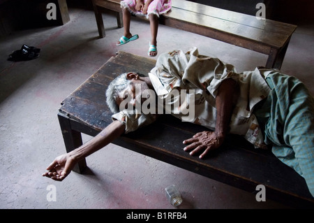 Un patient lors de l'attente dans une clinique externe géré par une organisation de l'aide dans les bidonvilles de Howrah, Hooghly, West Benga Banque D'Images