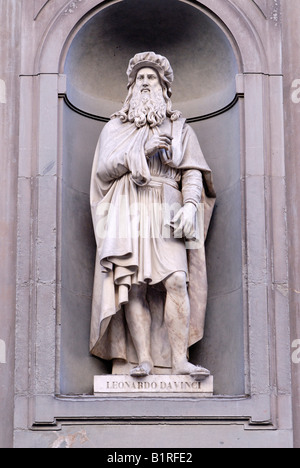 Statue du génie universel Léonard de Vinci, de la Renaissance, à la Galerie des Offices à Florence, UNESCO World Heritage Site, Toscane, Banque D'Images