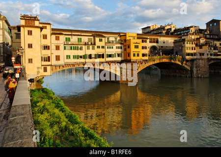 Ponte Vecchio pont traversant la rivière Arno, dans le centre historique de Florence, l'UNESCO World Heritage Site, Toscane, Italie, Union européenne Banque D'Images