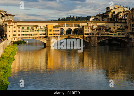 Ponte Vecchio pont traversant la rivière Arno, dans le centre historique de Florence, l'UNESCO World Heritage Site, Toscane, Italie, Union européenne Banque D'Images