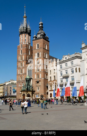 La basilique Sainte-Marie sur le Rynek Krakowski, Place du marché, Site du patrimoine mondial de l'UNESCO, Cracovie, Pologne, Europe Banque D'Images