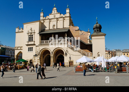 Sukiennice Halle sur la place Rynek Krakowski, Place du marché, Site du patrimoine mondial de l'UNESCO, Cracovie, Pologne, Europe Banque D'Images