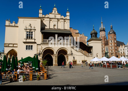 Sukiennice Halle sur la place Rynek Krakowski, Place du marché, Site du patrimoine mondial de l'UNESCO, Cracovie, Pologne, Europe Banque D'Images