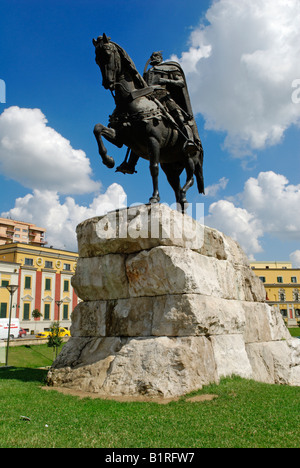 Monument à la place Skanderbeg Skanderbeg à Tirana, Albanie, Europe Banque D'Images