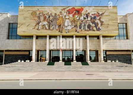 La propagande socialiste et héros mosaïque sur le Musée National, la place Skanderbeg, Tirana, Albanie, Europe Banque D'Images