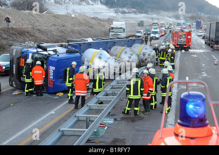Marchandises dangereuses accident de camion sur l'A8 près de Bühlertal, Goeppingen Région, Bade-Wurtemberg, Allemagne, Europe Banque D'Images