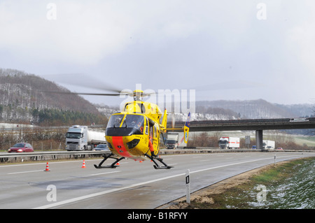 Le club allemand ADAC auto air rescue helicopter Christoph 22 décollant à l'hôpital à partir de l'autoroute ou l'autoroute A8 après un terrible Banque D'Images