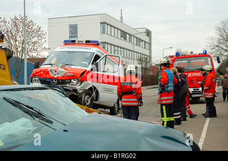 Accident de la circulation, la VW Golf s'est écrasé dans une ambulance que le conducteur n'a pas réussi à voir, Golf visible devant l'ambulance pul Banque D'Images