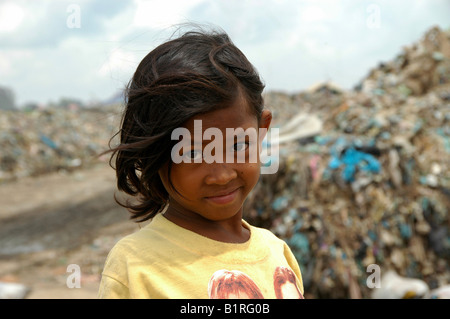 Sad girl en fouillant dans les ordures au dépotoir municipal de Stung Meanchey dans le sud de la capitale du Cambodge, Phnom Penh w Banque D'Images