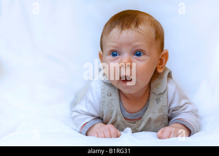 3 semaines, bébé sur son estomac Banque D'Images