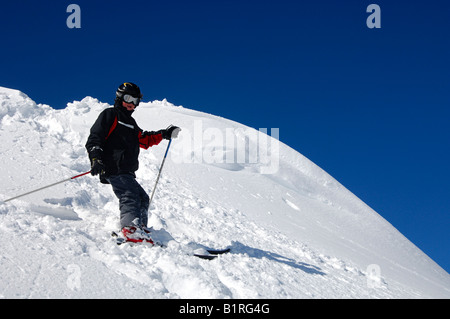 Jeune garçon de 12 ans le ski hors-piste, Savoie, France, Europe Banque D'Images