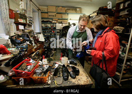 Artisan cordonnier, dans un ancien atelier, Muehldorf am Inn, Upper Bavaria, Germany, Europe Banque D'Images