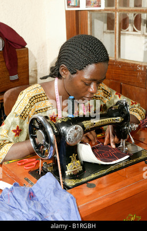 Couturière sur mesure et d'un groupe d'aide, l'Afrique, Cameroun, Bafut Banque D'Images