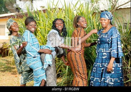 Tailleurs et couturières d'un groupe d'aide d'auto-modélisation fait des vêtements, Afrique, Cameroun, Bafut Banque D'Images