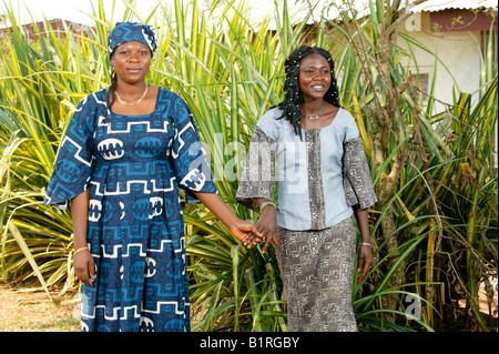 Les couturières d'un groupe d'auto-modélisation du VIH fait des vêtements, Afrique, Cameroun, Bafut Banque D'Images