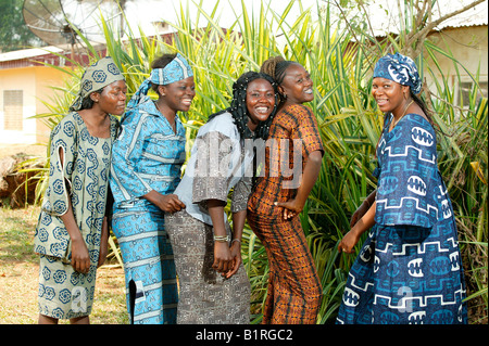 Tailleurs et couturières d'un groupe d'aide d'auto-modélisation fait des vêtements, Afrique, Cameroun, Bafut Banque D'Images