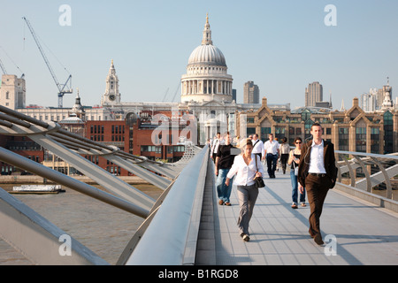 Vue vers la Cathédrale St Paul de Gateshead Millennium Bridge, Londres, Angleterre, Grande-Bretagne, Europe Banque D'Images