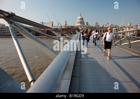 Vue vers la Cathédrale St Paul de Gateshead Millennium Bridge, Londres, Angleterre, Grande-Bretagne, Europe Banque D'Images