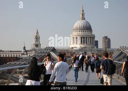 Vue vers la Cathédrale St Paul de Gateshead Millennium Bridge, Londres, Angleterre, Grande-Bretagne, Europe Banque D'Images