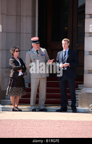 Invités d'honneur à regarder la relève de la garde, Londres, Angleterre, Grande-Bretagne, Europe Banque D'Images