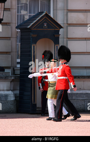 Garde royale malaisienne et sentinelles de la garde devant le palais de Buckingham, Londres, Angleterre, Grande-Bretagne, Europe Banque D'Images